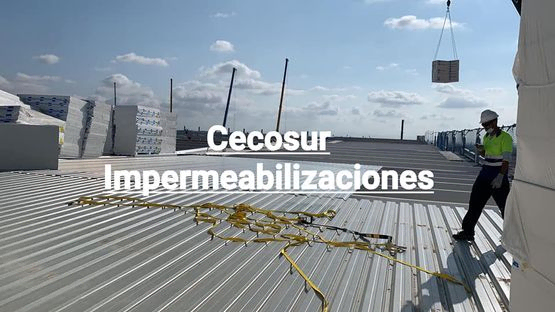 Cecosur Impermeabilizaciones SL hombre caminando por tejado