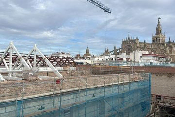 Cecosur Impermeabilizaciones SL obra en tejado con catedral de fondo